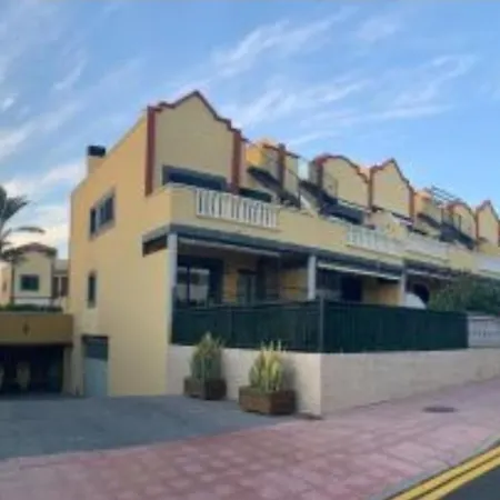 Activate Sports Club Apts Opposite Baubab Suites アデヘ